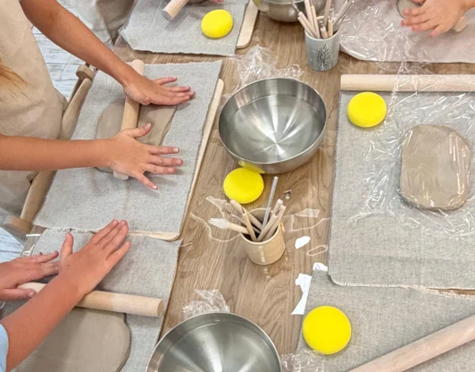 Мастер-классы по лепке, гончарный круг и декор изделия, создание барельефа, живопись и другое